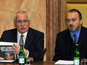 Prezident Vclav Klaus (vlevo) se svm tajemnkem Ladislavem Jaklem v jednac sni stavnho soudu v Brn, kter 25. listopadu projednval soulad Lisabonsk smlouvy s eskm stavnm podkem. 